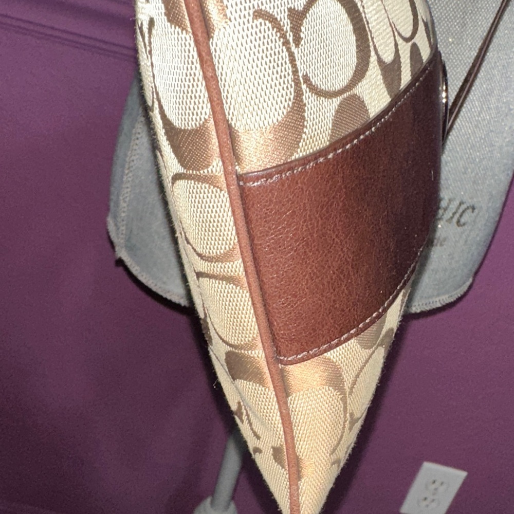 Coach Signature Crossbody Bag includes COA - Picture 5 of 11